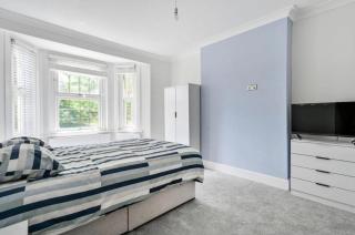 Lovely Large Property Woking - 9