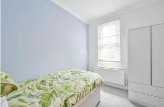 Lovely Large Property Woking - 8