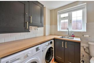 Lovely Large Property Woking - 7