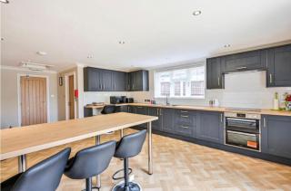 Lovely Large Property Woking - 5