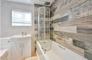 Lovely Large Property Woking - 4