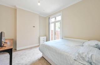 Lovely Large Property Woking - 3