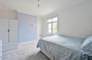 Lovely Large Property Woking - 2