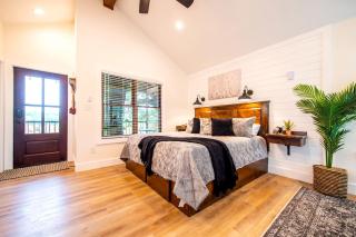 Treehouse in Waco, Texas for Romantic Glamping Escapes - 4