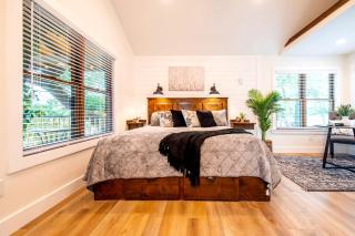 Treehouse in Waco, Texas for Romantic Glamping Escapes - 3