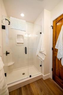 Treehouse in Waco, Texas for Romantic Glamping Escapes - 1