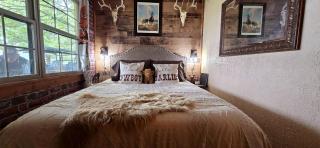 Gorgeous Container for a Romantic Getaway on a Ranch with Incredible Views in Gainesville, Missouri - 7
