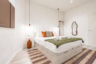 Elegant and Spacious Apartment Steps from Plaza Catalunya - Barcelona - 2