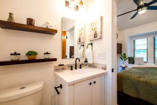 Quaint Treehouse for Glamping in Waco, Texas - 5