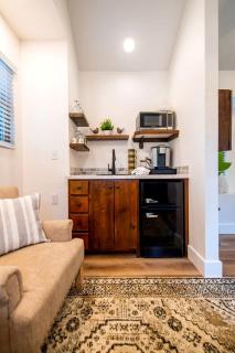 Quaint Treehouse for Glamping in Waco, Texas - 4