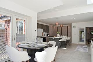 Modern Elegant 5BR Family Home in Solihull wFree Parking, Birmingham Airport, NEC - 1