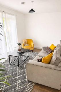 Spacious 2 Bedroom Flat with Free Parking - 0
