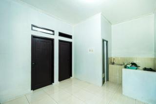RedDoorz at Pondok Diana Pantai Ujung Genteng 4 - 6