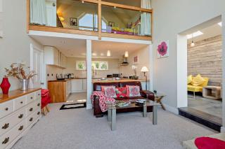 Host & Stay - Hallmark Lodge - 6