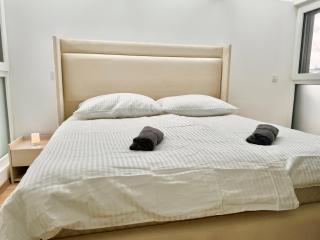 Modern Luxury Apartment with Balcony & Free Parking - 7