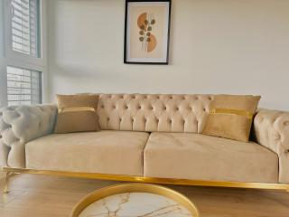 Modern Luxury Apartment with Balcony & Free Parking - 6