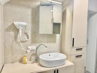 Modern Luxury Apartment with Balcony & Free Parking - 8