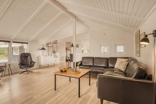 Flot Feriehus På En Kuperet Grund Sj802 - 7