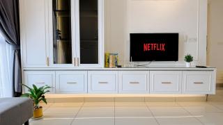 White Cozy Home for 6 Pax near IOI City Mall with Cuckoo Water & Free WiFi Netflix - 0