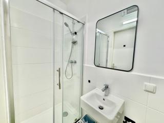 Cosy Apartment with Free Parking Near U1 Metro - 7