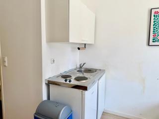 Cosy Apartment with Free Parking Near U1 Metro - 3