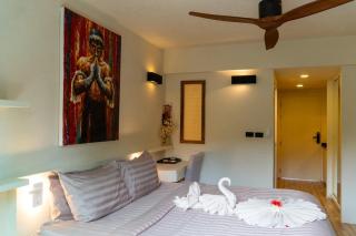 E303 King Bed Studio with Sea View & 75 Smart TV - 8