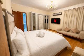 Nilefront 3BDR Apartment with Panoramic Views l Agouza - 9
