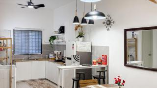 Family Friendly 4BR Landed Home 10 Pax Free Netflix WiFi - 1