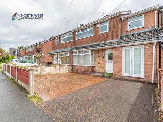 4-Bed House in Lowton Ideal for Contractors & Families - 9