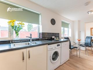 4-Bed House in Lowton Ideal for Contractors & Families - 3