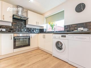 4-Bed House in Lowton Ideal for Contractors & Families - 4