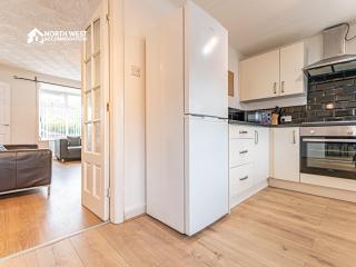 4-Bed House in Lowton Ideal for Contractors & Families - 5