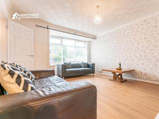 4-Bed House in Lowton Ideal for Contractors & Families - 8