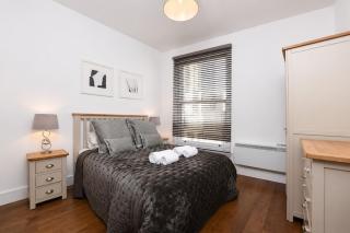 Spacious 3BR Apartment with Free Parking, 1Min to Clapham Junction St, Battersea - 9
