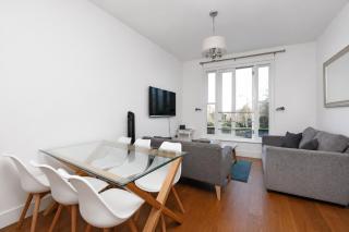 Spacious 3BR Apartment with Free Parking, 1Min to Clapham Junction St, Battersea - 8