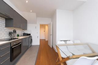 Spacious 3BR Apartment with Free Parking, 1Min to Clapham Junction St, Battersea - 7