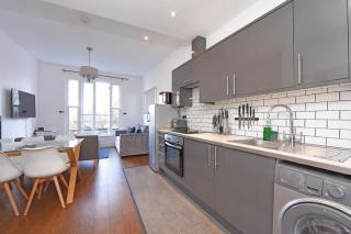 Spacious 3BR Apartment with Free Parking, 1Min to Clapham Junction St, Battersea - 1