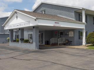 Colonial Brick Inn & Suites - 8