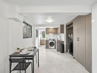 Great Value Renovated Studio Near Griffith and Shops - 0