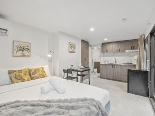 Great Value Renovated Studio Prime Location Aircon - 0