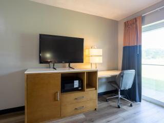 Colonial Brick Inn & Suites - 5