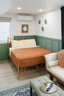 Green Gables Suite - Studio in Downtown - 5