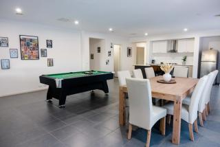 Rock Retreat At Sanctuary Lakes Estate with Scenic Backyard, Pool Table, 4 Bedrooms in Point Cook - Point Cook - 1