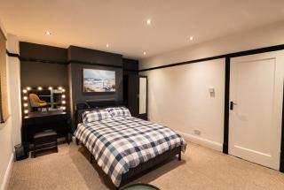 3-Bed Flat in Central Loughborough, Sleeps 6 - 8