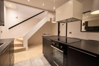 3-Bed Flat in Central Loughborough, Sleeps 6 - 4