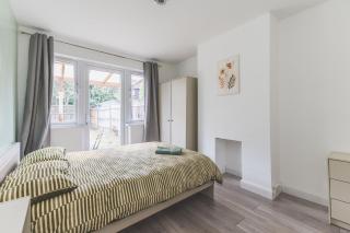 Spacious 4BR House • Sleeps 8 • Free Parking • Ideal for Contractors & Groups - 7