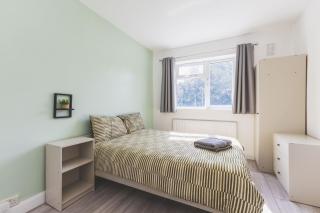Spacious 4BR House • Sleeps 8 • Free Parking • Ideal for Contractors & Groups - 8