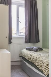 Spacious 4BR House • Sleeps 8 • Free Parking • Ideal for Contractors & Groups - 5