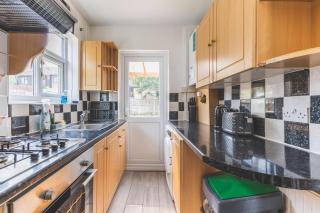 Spacious 4BR House • Sleeps 8 • Free Parking • Ideal for Contractors & Groups - 1