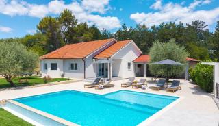 Villa Green Escape: Your Serene Family Getaway Awaits - 9